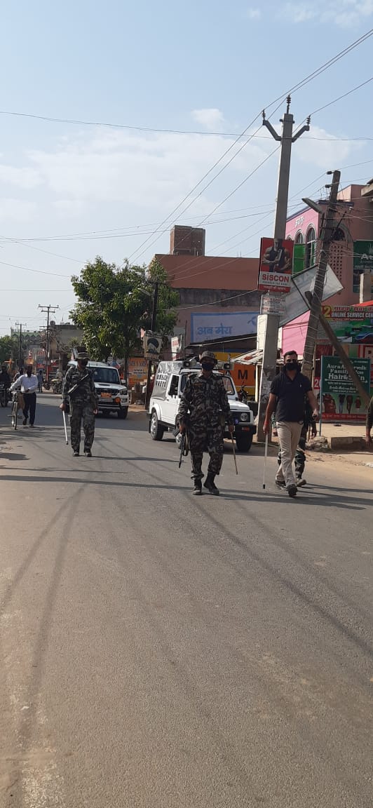 Goddapolice (@goddapolice) on Twitter photo #covid-19 संपूर्ण रूप से #Lockdown को लेकर पुलिस अधीक्षक गोड्डा के निर्देश पर जिला पुलिस बल द्वारा सायरन बजाकर फ्लैग मार्च क्या गया तथा आम जनों से अपील की गयी कि lockdown को सफल बनाने में देश का सहयोग कर अपने तथा परिजनों को सुरक्षित रखें।<a href="/jharkhandpolice/">Jharkhand Police</a> <a href="/MVRaoIPS/">Vishnu</a> <a href="/JharkhandCMO/">Office of Chief Minister, Jharkhand</a> #covid-19 संपूर्ण रूप से #Lockdown को लेकर पुलिस अधीक्षक गोड्डा के निर्देश पर जिला पुलिस बल द्वारा सायरन बजाकर फ्लैग मार्च क्या गया तथा आम जनों से अपील की गयी कि lockdown को सफल बनाने में देश का सहयोग कर अपने तथा परिजनों को सुरक्षित रखें।<a href="/jharkhandpolice/">Jharkhand Police</a> <a href="/MVRaoIPS/">Vishnu</a> <a href="/JharkhandCMO/">Office of Chief Minister, Jharkhand</a>