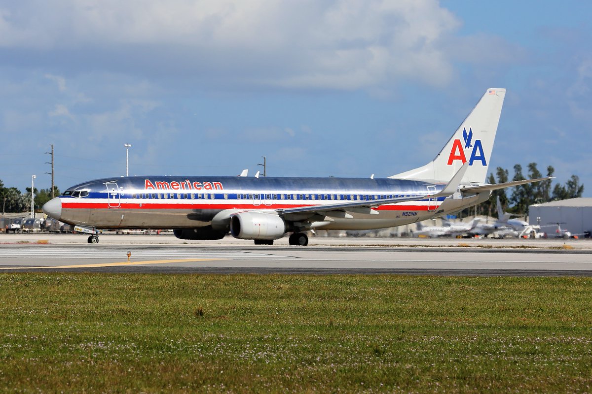 AAAvPhotography's tweet photo. #N921NN @AmericanAir #Boeing #B737-823(WL) at
@iflymia #KMIA #MIA #IFLYMIA #RetroLivery #HeritageLivery #BareMetal #Boeing #planespotting #Aviation #avgeek #canonphotography #aaavph https://t.co/nIR4eSqRrB