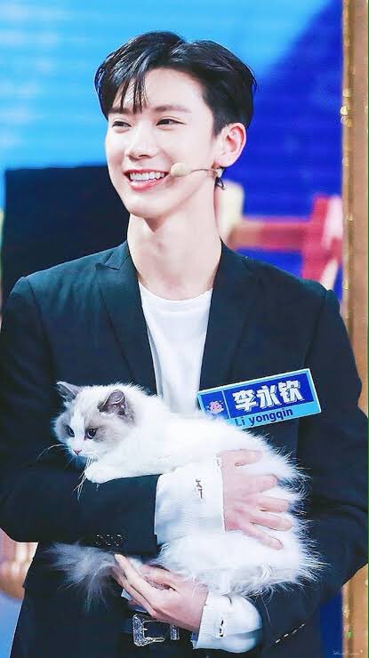threads of ten as cats everywhere but here's a photoset of ten WITH cats