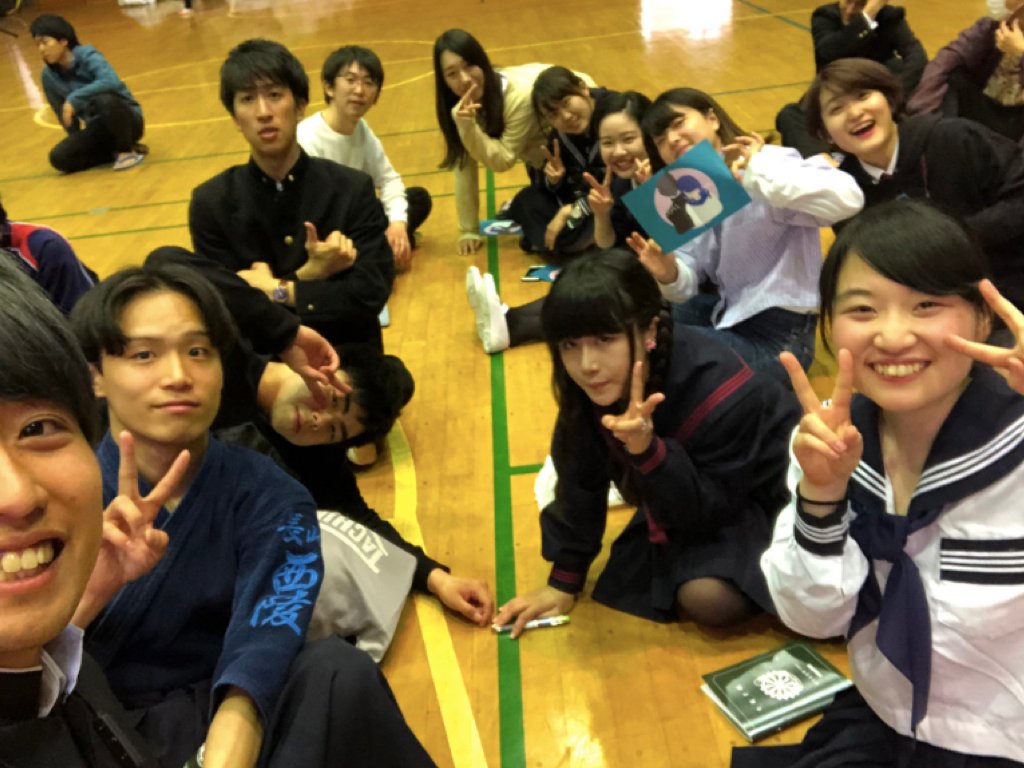gachibunkasai's tweet photo. 体育館での一枚。
そういえば、ガチ文化祭のポスターみんなで完成させたね！
#ガチ文化祭2020 https://t.co/iZKgTtXwfS