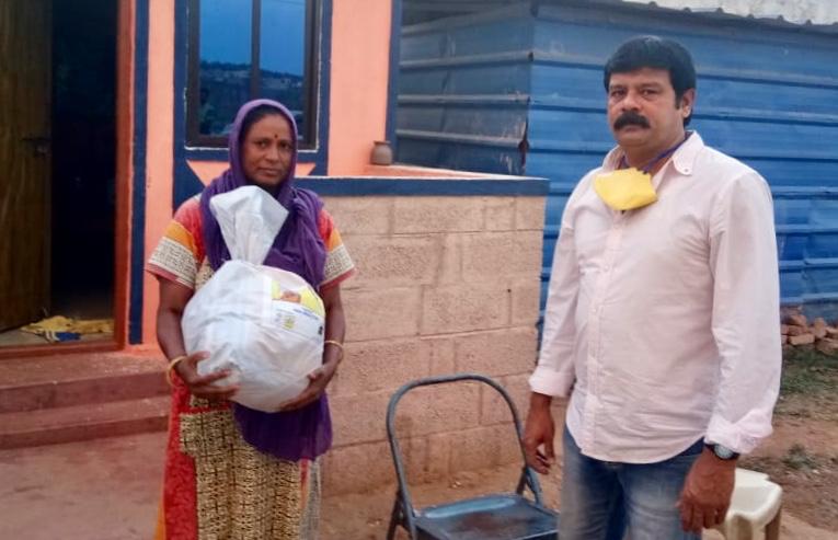 shivuhbjp's tweet photo. *ಇನಫೋಸಿಸ್ ಪ್ರಾಯೋಜಿತ ಪರಿಹಾರ ವಿತರಣೆ ಆರಂಭ.*
ಇನ್ಫೋಸಿಸ್ ಪ್ರತಿಷ್ಠಾನದ ಶ್ರೀಮತಿ ಸುಧಾಮೂರ್ತಿ ಇವರು ಬಿಡುಗಡೆ ಮಾಡಿದ ಮೊದಲ ಕಂತಿನಲ��ಲಿ ಆಹಾರ ಪದಾರ್ಥಗಳನ್ನು  ವಿತರಿಸಲು ಆರಂಭಿಸಲಾಯಿತು.
ಶಿವು ಹಿರೇಮಠ.@InfosysCareers @InfosysPS @InfyFoundation https://t.co/9SXoP3yD8M