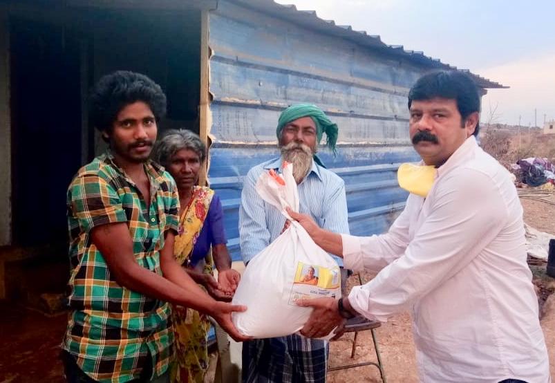shivuhbjp's tweet photo. *ಇನಫೋಸಿಸ್ ಪ್ರಾಯೋಜಿತ ಪರಿಹಾರ ವಿತರಣೆ ಆರಂಭ.*
ಇನ್ಫೋಸಿಸ್ ಪ್ರತಿಷ್ಠಾನದ ಶ್ರೀಮತಿ ಸುಧಾಮೂರ್ತಿ ಇವರು ಬಿಡುಗಡೆ ಮಾಡಿದ ಮೊದಲ ಕಂತಿನಲ��ಲಿ ಆಹಾರ ಪದಾರ್ಥಗಳನ್ನು  ವಿತರಿಸಲು ಆರಂಭಿಸಲಾಯಿತು.
ಶಿವು ಹಿರೇಮಠ.@InfosysCareers @InfosysPS @InfyFoundation https://t.co/9SXoP3yD8M