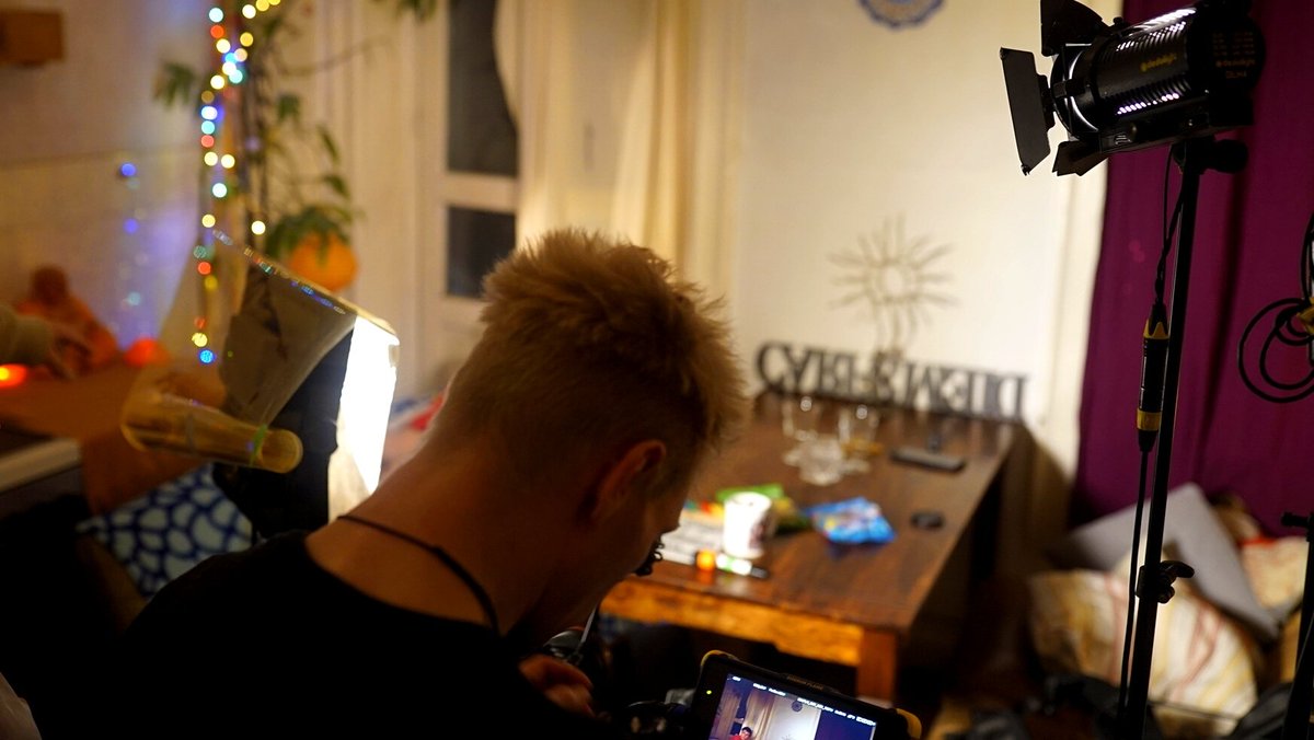 OTS of the director on the "Alles oder Nichts" set in Hamburg - St. Pauli
#Filmmaking #shortfilm #cinematography