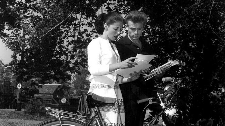 dai on Twitter: "• James Dean y Pier Angeli se conocieron casualmente en un  cruce de escenarios cuando él filmaba "East of Eden" y ella "The Silver  Chalice", en 1954. Fue un