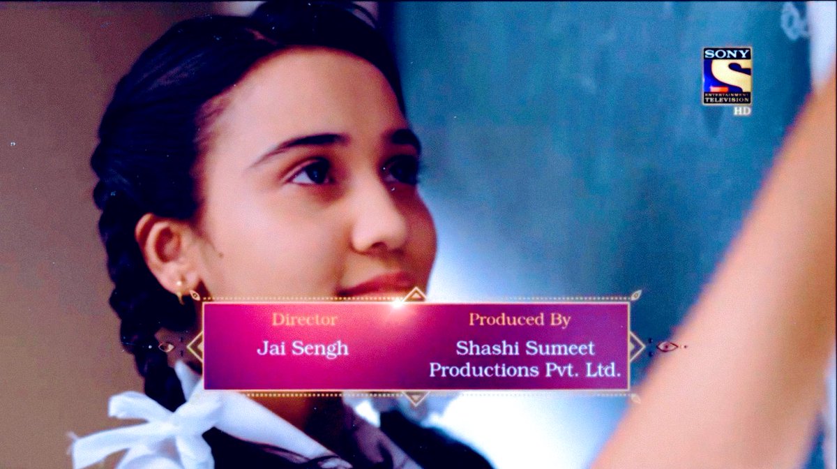 She tunes into melodies, ready to fly like a bird. Her eyes filled with dreams as she writes poems The simple scenes which highlight the dreamer, the filmy Naina.  #YehUnDinonKiBaatHai