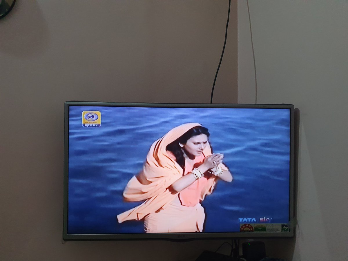 sank256's tweet photo. #Ramayan on @DDNational : #Sita praying to #Ganga hoping to meet it again after #Vanvaas @PrakashJavdekar #Quarantine #RamayanOnDDNational #RamayanaIsBack #RamayanReturns @devduttmyth @SrBachchan @narendramodi #God @arungovil12 @PrakashJavdekar @seriousfunnyguy @desimojito https://t.co/xefU0H7nZc
