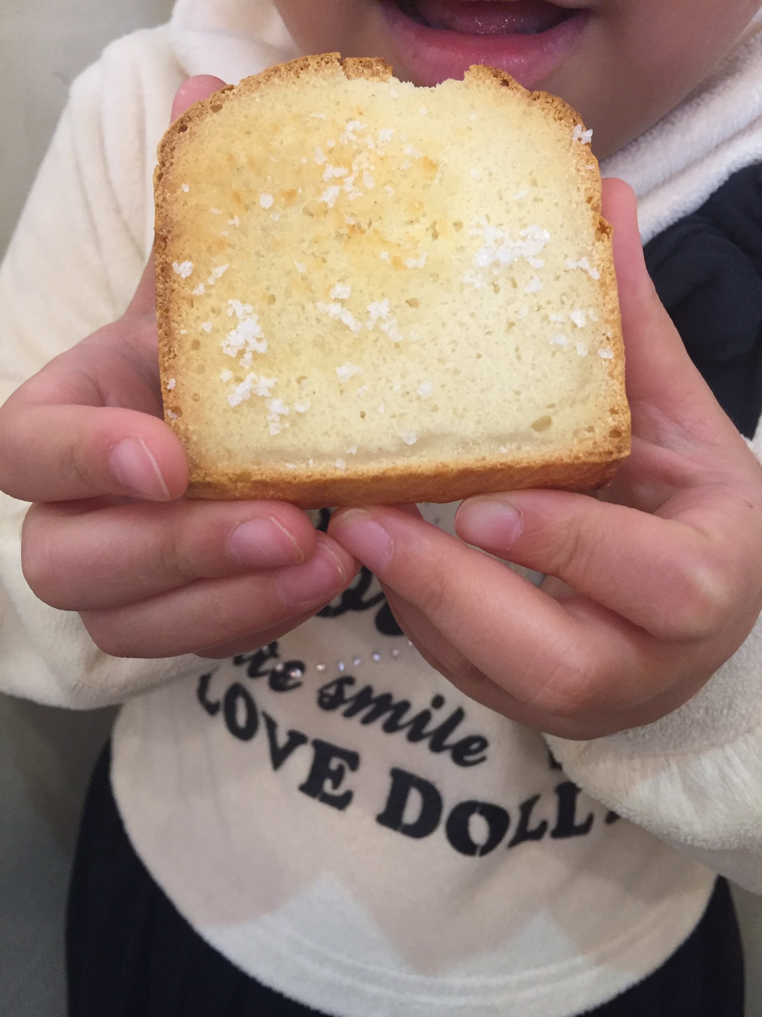 かなうた神戸元町 4月ですね 今日は米粉のパンの日 です ココナッツオイルと塩で いただきまーす 米粉 米粉パン グルテンフリー 卵不使用 乳製品不使用 小麦粉不使用 動物性原料不使用 かなうた 神戸元町 南京町 T Co Ohfbd6ccps