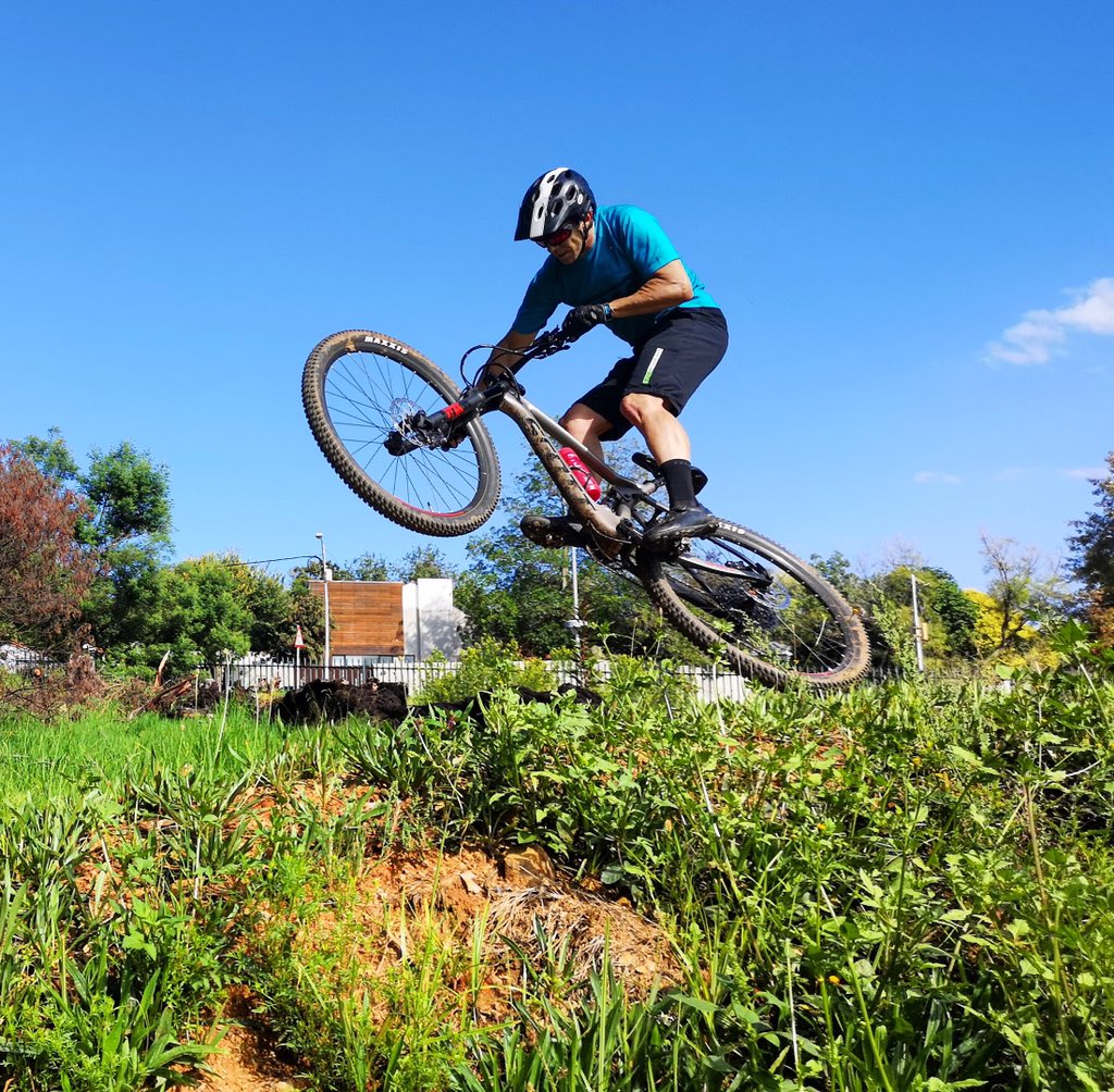 Sean_Badenhorst's tweet photo. Throwback to last week and some fun moments on the Delta Park jump line.
.
๐ธ @bevmckenna
<>
#mtblife #mtbjump #cyclelabactive #bikeability #autumnrides #beyourbest #garmin #oakley #throwback #tbt https://t.co/ysuL0eVL54