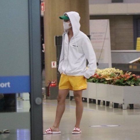 Hoseok’s airport fashion — an important thread