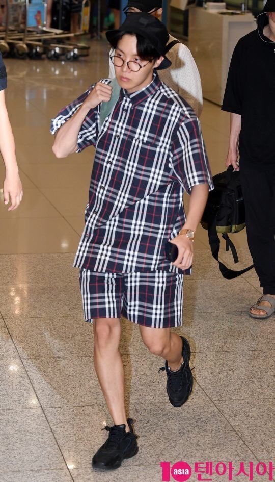 Hoseok’s airport fashion — an important thread
