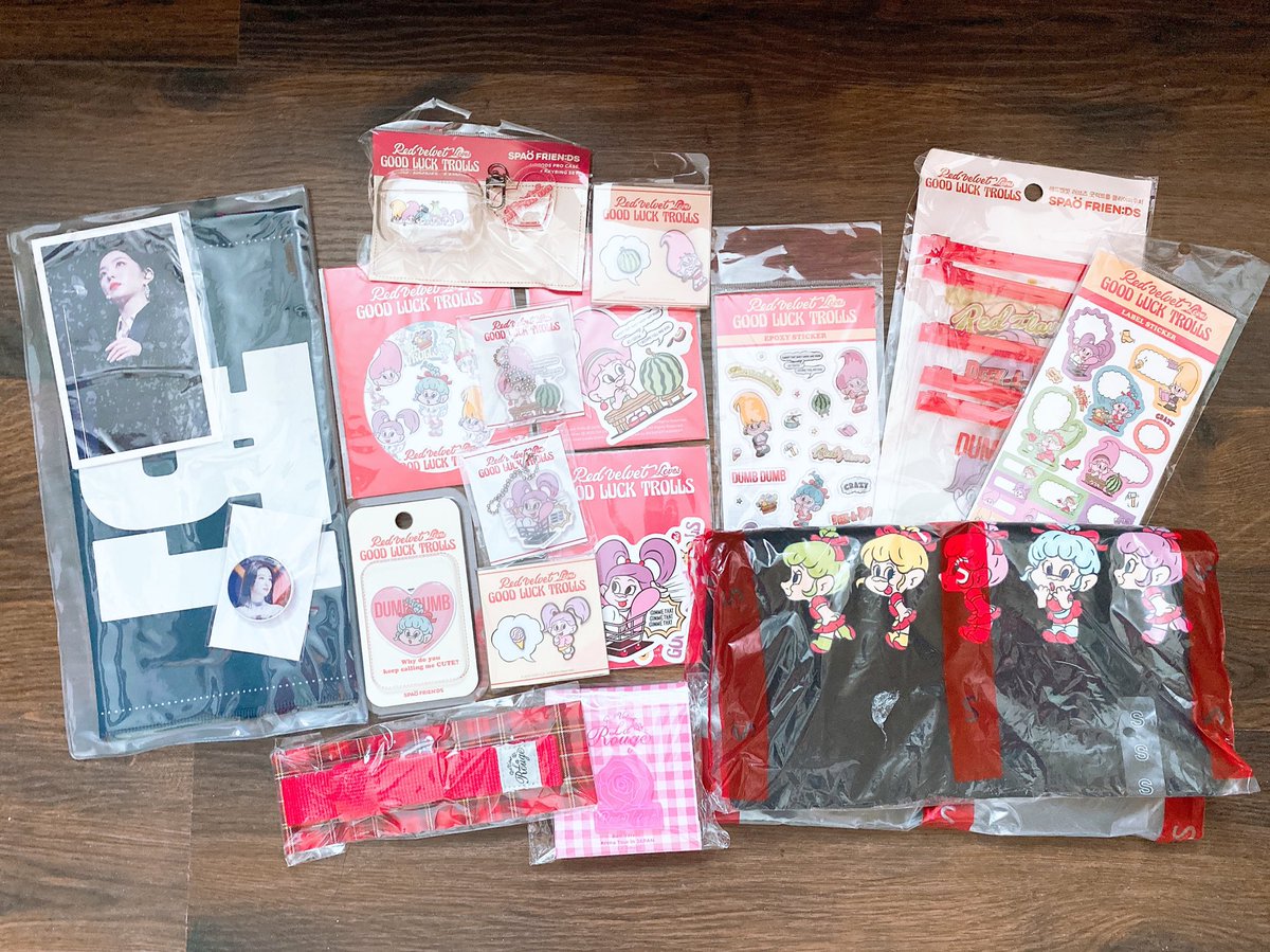 RVKimBae's tweet photo. Thank you ci! @nnaasappi paket kalap sudah sampai dan diterima dengan selamat 🥺

@lovelysnow329 slogan, trolls x sm x spao merch, jp la rouge merch ☺️ https://t.co/jfltY8gn3D