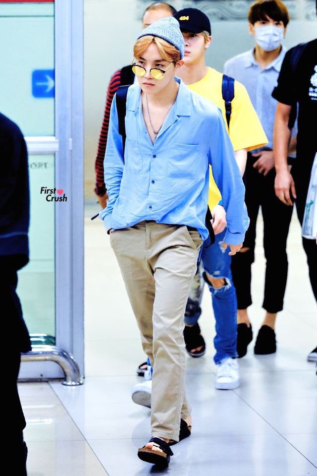 Hoseok’s airport fashion — an important thread