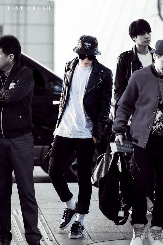 Hoseok’s airport fashion — an important thread