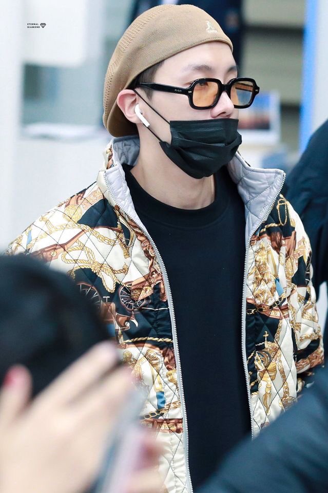 Hoseok’s airport fashion — an important thread