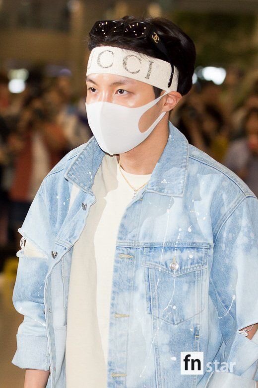 Hoseok’s airport fashion — an important thread