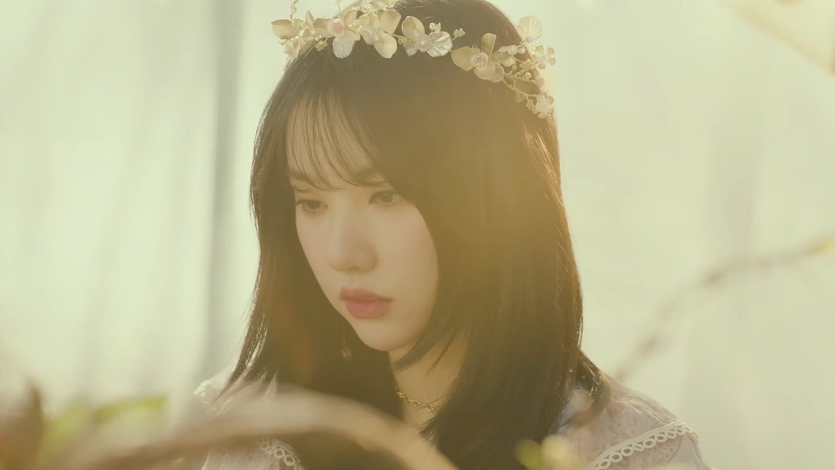cherrunda1's tweet photo. นี่เสียดายเอ็มวีของแฮยามากคือแค่ไม่ค่อยชอบสีในเอ็มวีที่ติดโทนชมพูไป เพราะฉากส่วนใหญ่ใช้เเสงอาทิตย์มันเลยควรออกโทนส้มเหลืองๆอบอุ่นมากกว่าชมพู แล้วคือฉากในแฮยาสวยมากๆนี้ชอบสีในทีเซอร์มากกว่าแต่ถ้าปรับให้มันเหลืน้อยกว่านี้นิดนึงคือจะสวยมาก เสียดายแง่ง #GFRIEND #SUNRIES 💛🧡💛🧡 https://t.co/GET1gU2Fa3