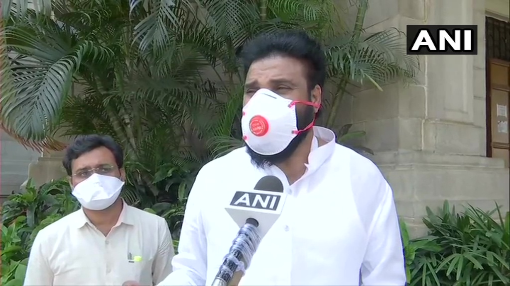ANI's tweet photo. We are monitoring 362 people who had attended #NizamuddinMarkaz in Delhi. Out of 27 people from Bidar who had attended, 11 have tested positive for #COVID19, while results of 16 others are awaited. Total positive cases in the state are 121: B Sriramulu, Karnataka Health Minister https://t.co/5aLC5pVCWO