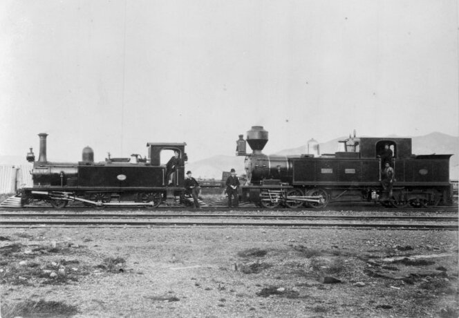 The single Fairlie design is simpler and can carry more water and coal. NZ ordered 25 from the Avonside Engine Co. of Bristol, England: 18 R class built in 1878–79 and then 7 of the larger S class, 1880–81. Here's an S, much bigger than the L class at left! ( @NLNZ 1/2-004667-F)