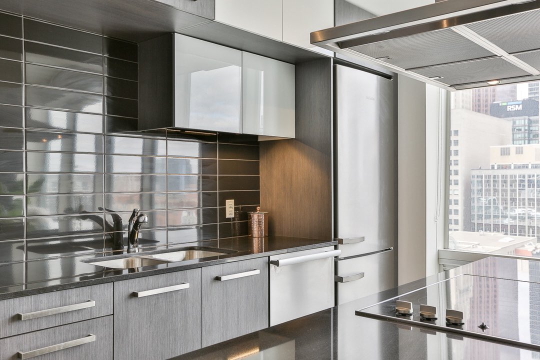 ZoeAsta's tweet photo. Beautiful two bedroom #luxury #furnished suite #forlease inside the #iconic #LTower #condominium. Located in prime downtown #Toronto. High caliber living w/ #stateofthearts #amenities #security and award-winning #design. For more info: https://t.co/fyXkvNlkyq @chestnutpark https://t.co/XQ6eapkyag