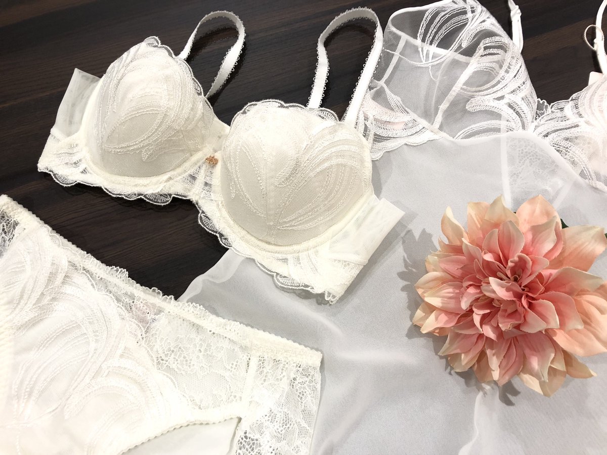 hakata_hankyu's tweet photo. 女性らしさがいっそう華ひらくランジェリー。
シャープなアイリスの葉と花をイメージしたエンブロイダリーが軽やかな雰囲気。ブラジャーは、リフトアップ効果が高いパターンを採用し、なおかつ背中はくいみにくく軽いつけ心地。
■5階「トリンプ」
#博多阪急 #トリンプ #whitefeeling https://t.co/0NWXiAs1SU