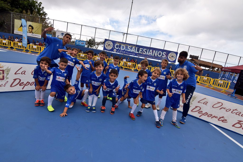 CDSalesianosCDS's tweet photo. 🎙 Damas y Caballeros con Todos Ustedes Nuestros Prebenjamines
⚽️ Equipos de Jugadores/as entre 6 y 7 años. Este grupo entrena dos días en semana y juegan la Liga Prebenjamín de Tenerife divididos en dos equipos.
👉 #PonleunaSonrisaatuCuarentena #VamosCDSTenerife #S23NextLevel https://t.co/J0RQ31qJjI