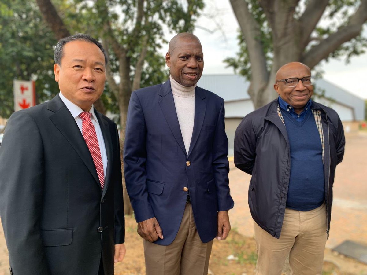 DrZweliMkhize's tweet photo. Arrival at EMS Centre, Midrand. Telkom Group CEO, Mr Sipho Maseko and Samsung CEO Mr Sung Yoon, will be handing over 1500 mobile handsets to support the tracking and tracing efforts. https://t.co/hlTS3LFsyC