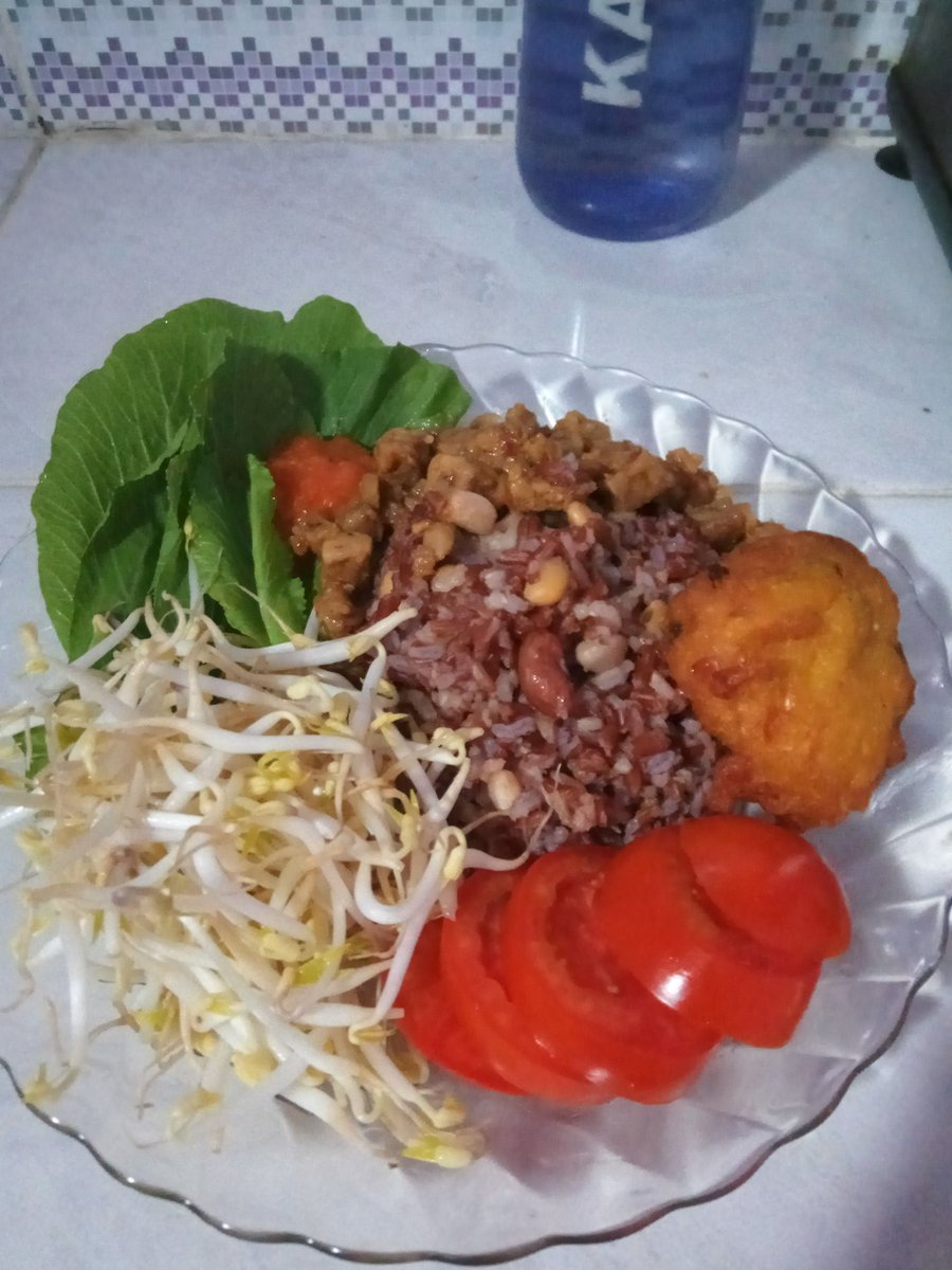 deaedensor's tweet photo. Makan sehat itu sesungguhnya sederhana, murah, mudah didapat ga pake ribet
Selamat makan siang
#foodcombining #FoodCombiningItuGampang #nasimerah #sayursegar #enzim #rawfood #healtyfood #healtylife #cegahpenyakit #CegahCovid19 #SehatItuMudah #SakitItuNyusahin #dirumahsaja https://t.co/xtHvO1KbL9