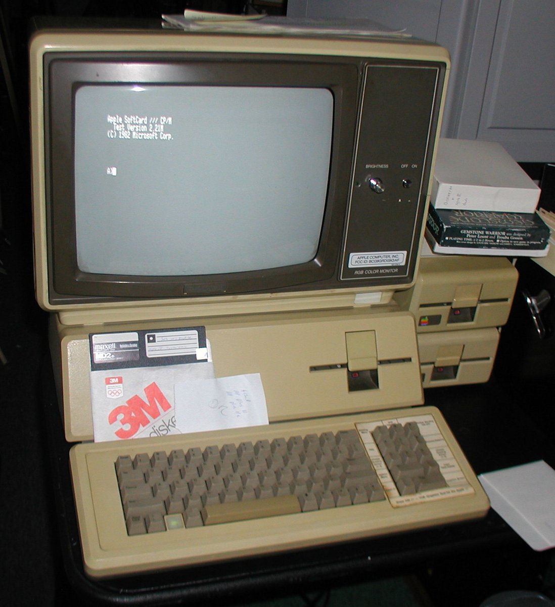 mouseio's tweet photo. Στις 02.04.1980 η #Microsoft ανακοίνωσε το Z80 SoftCard - το πρώτο προϊόν υλικού της - έναν μικροεπεξεργαστή σε μια πλακέτα τυπωμένου κυκλώματος που συνδεόταν στον Apple II. Η #SoftCard επέτρεψε στα προγράμματα που λειτουργούν με το CP/M να τρέχουν στο #Apple II.#recall_memory https://t.co/ft6ZIg8rUp