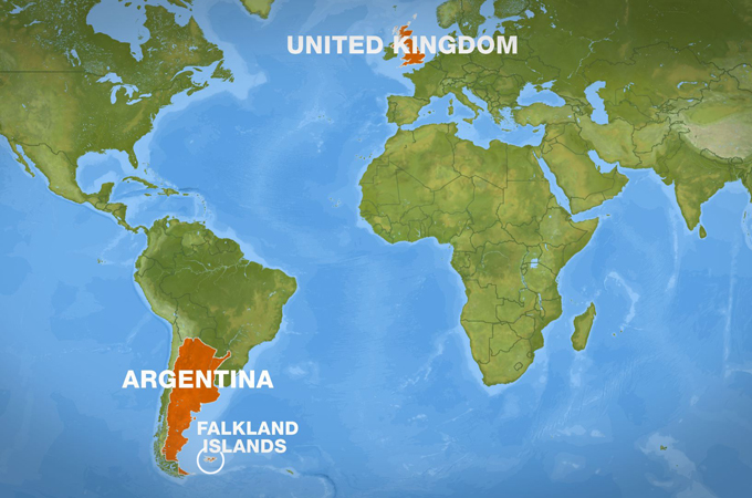 L'archipel des Falkland, divisé en 2 îles, est un territoire britannique de 12 200 km², environ la taille de la Jamaïque.Il est situé à moins de 500km des côtes argentines et à 1210km de l'Antarctique.Il abrite 3500 personnes, centralisées dans la capitale de Port Stanley.