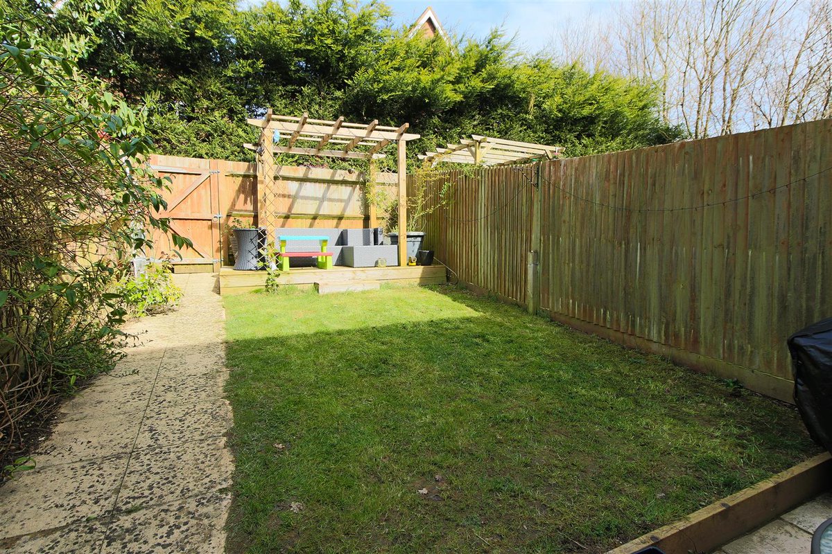 MODERN EASE This terrace home was built in 2005 and epitomises easy, modern living. Benefits include spacious sitting room, kitchen/diner, master bedroom with en-suite, second double bedroom and allocated parking.

bit.ly/3bOtWIR