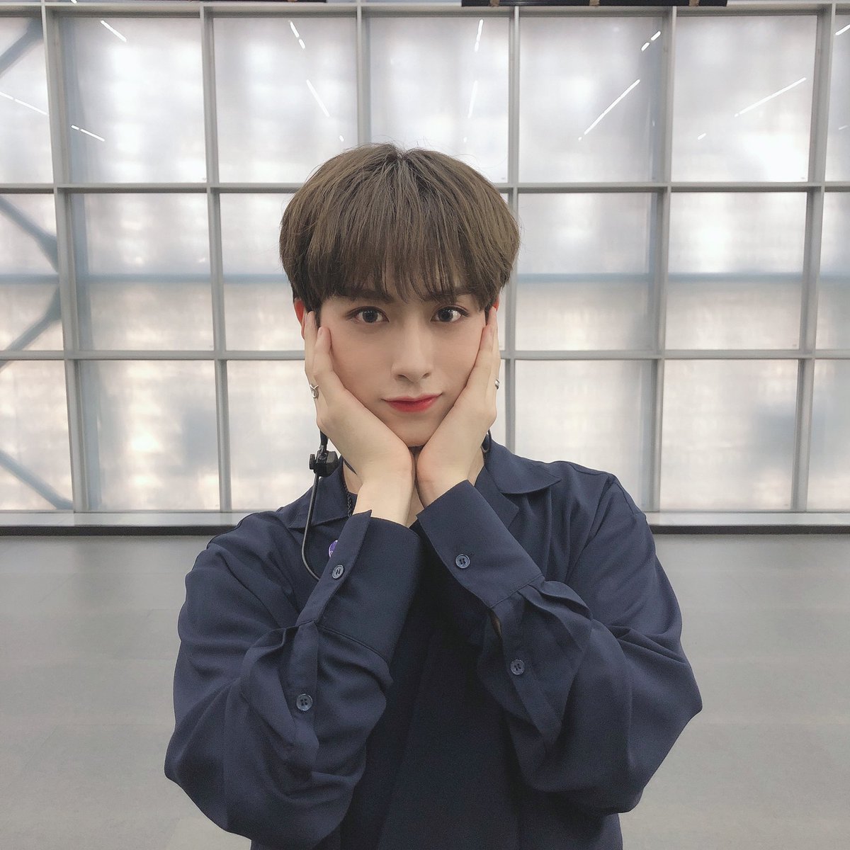 official_ONEUS's tweet photo. [#시온]
뭐라고오?! 오늘 음방이 결방이라고요?!?! 그럼 달님들 못 보잖아?!?! 보고 싶을까바 사진 투척!! (쿠궁) 그래도 아쉬워하지마요! 우리 아돌라에서 만나용~❤️❤️❤️🌎❤️🌙 https://t.co/VoEFhSc5HD