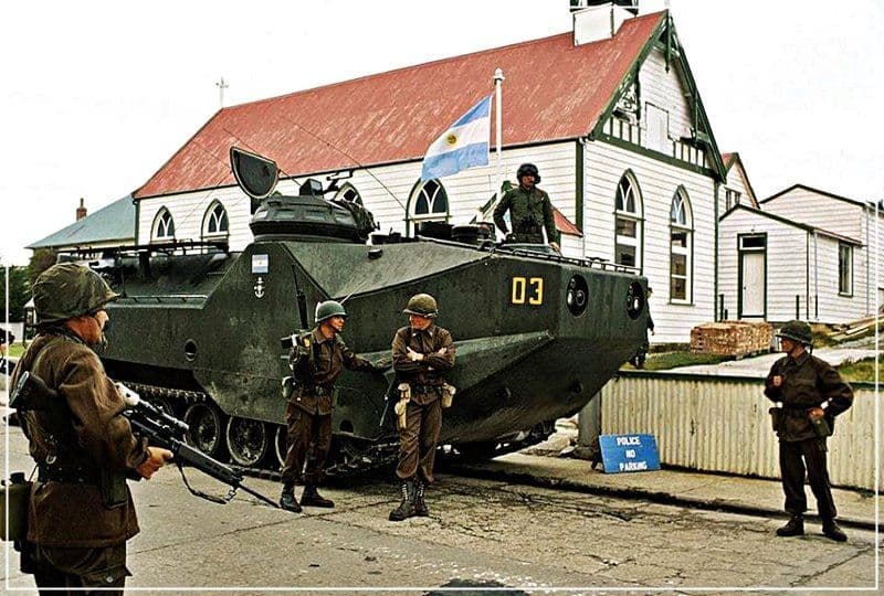 Les îles Falkland ('Malvinas' ou Malouines en Argentine) sont la première étape logique de cette expansion, car proches et historiquement revendiquées.Ainsi, le 2 avril 1982, l'opération Rosario est lancée : les soldats argentins débarquent sur les côtes de l'archipel.