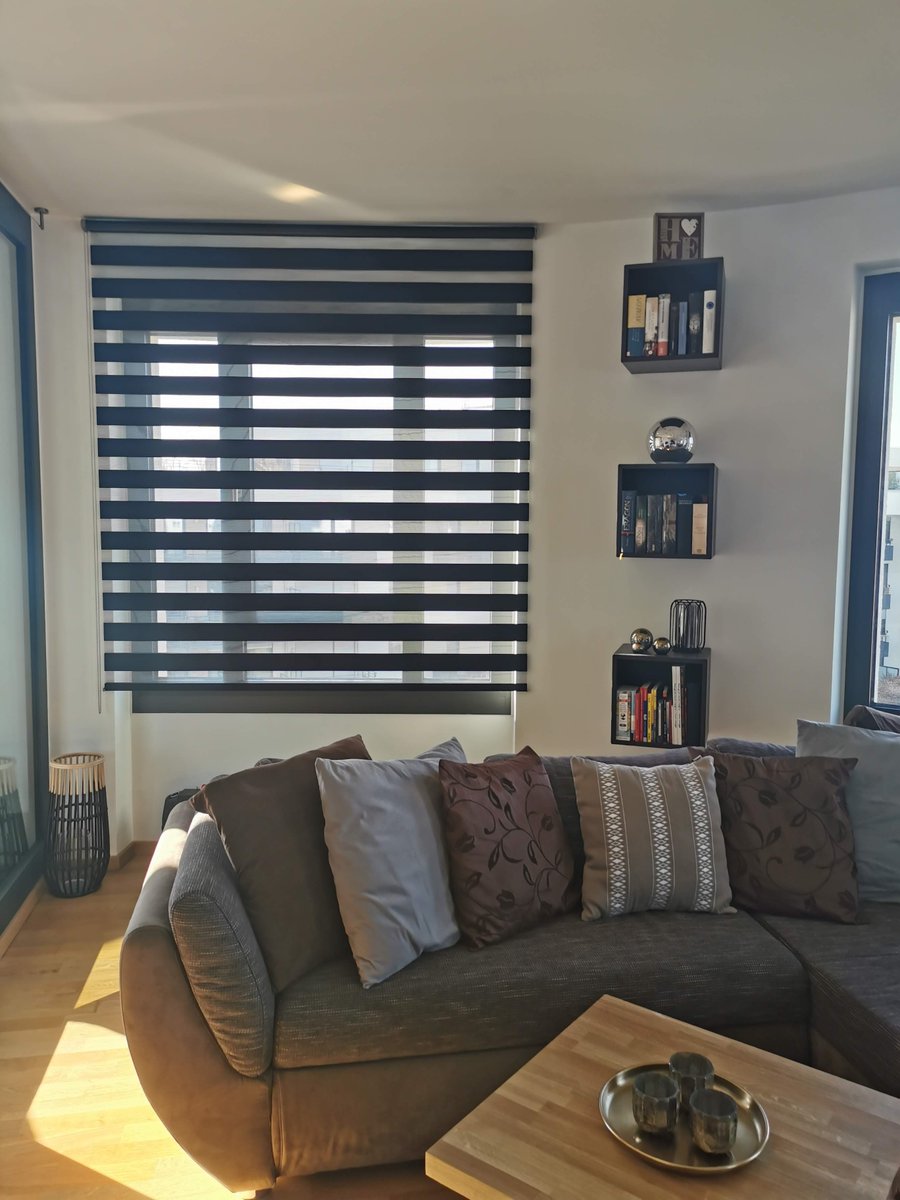 _heimtextilien_'s tweet photo. Ein Wohnzimmer mit Doppelrollo eines zufriedenen Kunden, welches sich sehen lassen kann 😇
#rollo #doppelrollo #sonnenschutz #sensuna
Mehr Infos unter: https://t.co/y1uDNVA9XA https://t.co/8xkWDBCKuk