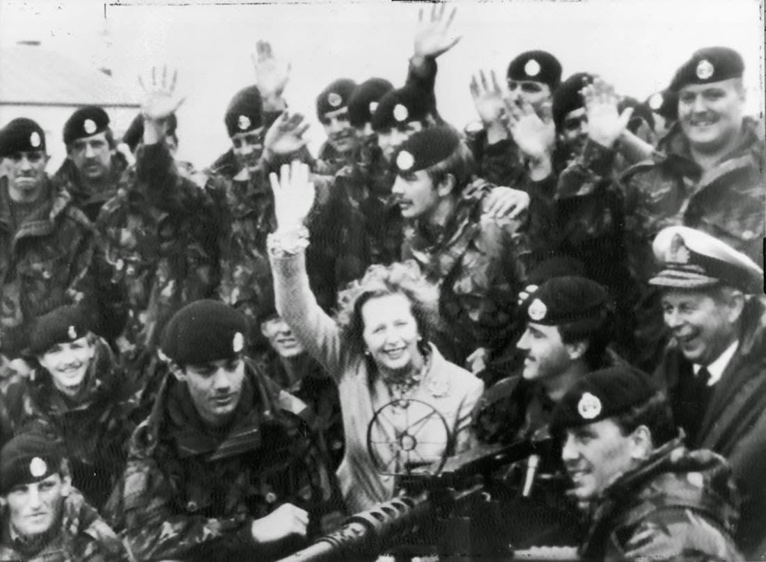 Margaret Thatcher, alors 1ère ministre britannique, est d'abord accusée d'avoir négligé la menace.Mais elle riposte et prend l'Argentine de vitesse, qui n'attend pas de réaction militaire de sa part.Le 14 juin, l'Argentine abdique. La guerre a duré 2 mois et fait ~1000 morts.
