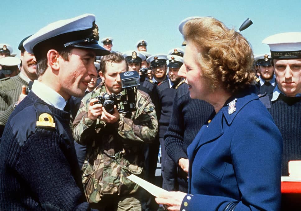 L'épisode est marquant.Thatcher forge sa réputation et marque un point qui pèsera lourd lors de sa réélection l'année suivante.L'Argentine est traumatisée, la dictature plonge dans la crise, c'est le début de la transition démocratique - qui s'opère en 1983 également.