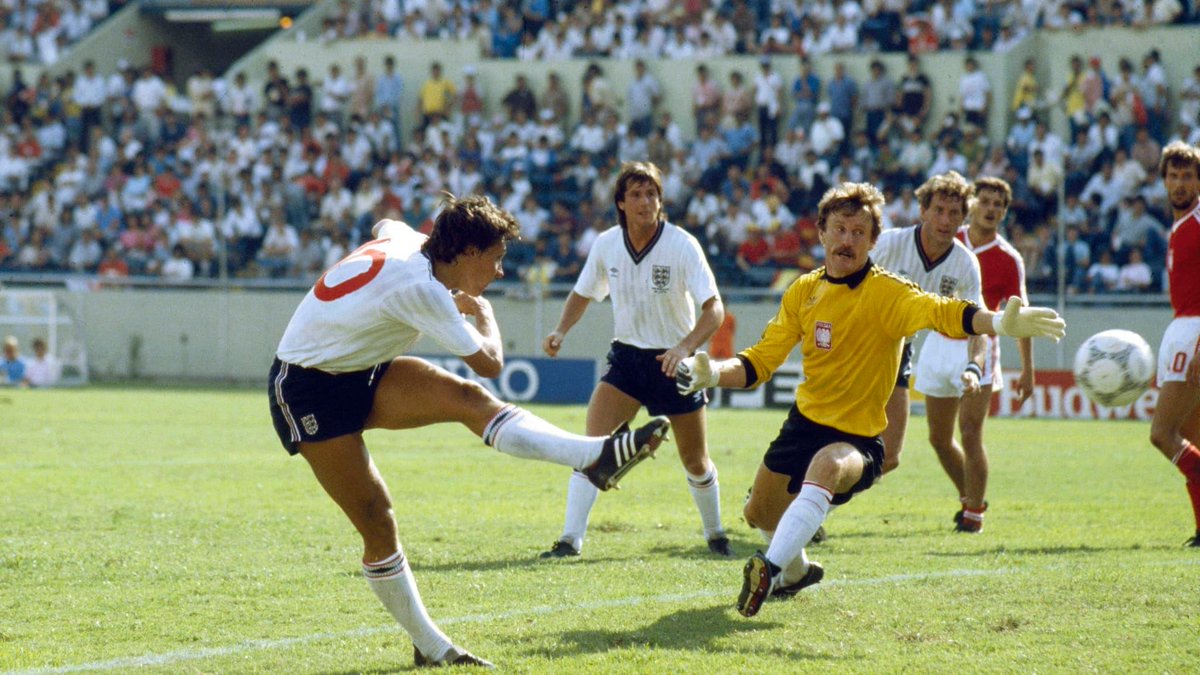 En 1986, 4 ans plus tard, prend place la Coupe du Monde au Mexique.L'Albiceleste rayonne et profite du niveau extraordinaire de Diego Maradona, tandis que les Three Lions sont emmenés par un Gary Lineker en grande forme, qui finira meilleur buteur de la compétition.