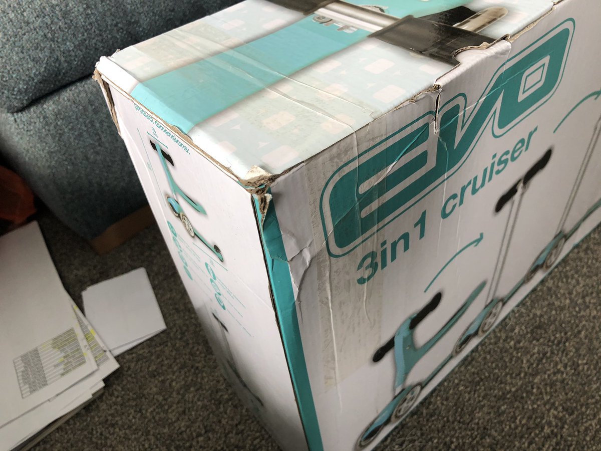 gigrowingbadger's tweet photo. @Halfords_uk please can you help. Have tried to contact today and yesterday. Placed an order online and this is the state of the item received. Clearly a customer return. Scooter rattling inside. Was a birthday present :( https://t.co/SPglUaABnQ
