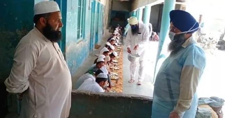 SinghLions's tweet photo. Humanity Wins Again! Gurudwara &amp; local Sikhs of Malerkotla serve food to Muslim children stuck in Madrasa due to #lockdown 

#coronakindness #COVID19Pandemic 
https://t.co/bNiraB8AMi https://t.co/tH8mbZyqgt