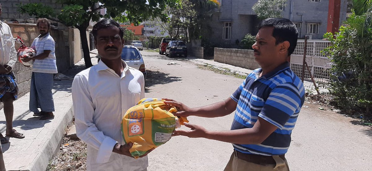 smgeetha4's tweet photo. #RSCFusion, truck load of materials from donors for distribution, hats off Harish to be part of Supply Chain. https://t.co/p9Qjpg0ee0