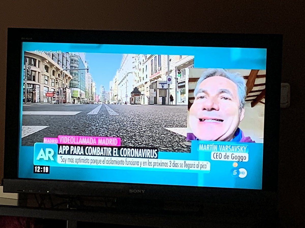JWakamon's tweet photo. El Sr @martinvars acaba de predecir que en 3 dias llega el pico. 
Y Doña Ana Rosa acaba de preguntarle que porq hemos tardado tanto en reaccionar... Le ponemos el video ya donde se  descojanaba de los “alarmistas”? https://t.co/qrXW0pORXY