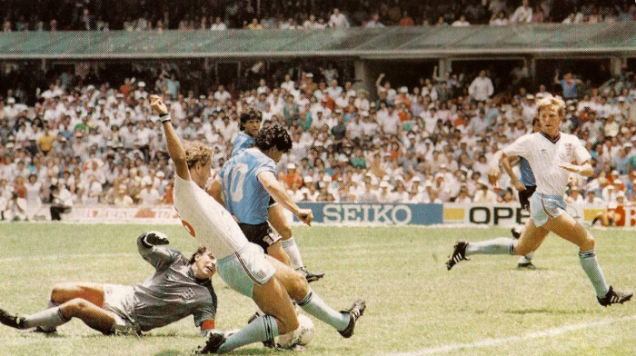 Consternés par l'erreur d'arbitrage manifeste, les Britanniques encaissent 3 minutes plus tard le 'Gol del Siglo'.Maradona reçoit le ballon, passe en revue 6 joueurs sur 50 mètres et marque.La réduction du score de Lineker n'y changera rien.L'Argentine bat l'Angleterre 2-1.