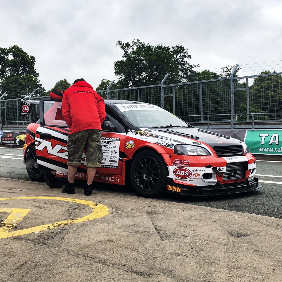 DirenzaUK's tweet photo. Tunerfest is always a great opportunity to introduce more people to Time Attack. #direnza #team #timeattack #timeattackuk #racecar #becauseracecar #tunerfest #tunerfestnorth #oultonpark #oulton #racetrack #vauxhall #astra #vauxhallastra #modifiedcars #build #project #tunercars https://t.co/btivZTESCA