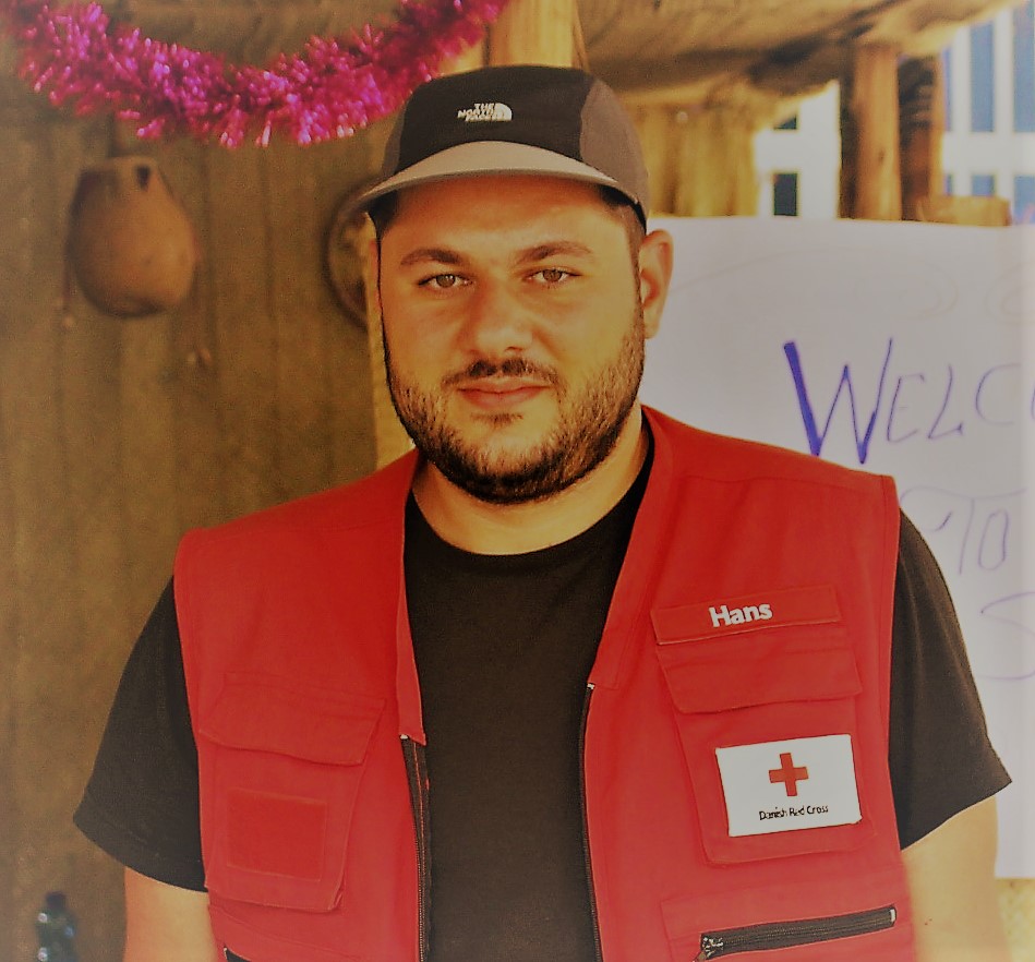 danskrodekors's tweet photo. En stor hvid bil + en masse højtalere 
Opskriften er simpel, men indholdet er kritisk, når frivillige spreder info om #Covid19 i landområder i #Etiopien
@hans_storgaard: ”Vi er i alle afkroge. Men det skal gå stærkt, ellers vil smitten sprede sig med lynets hast”
#danaid 
#afrika https://t.co/D79hlQrNcw
