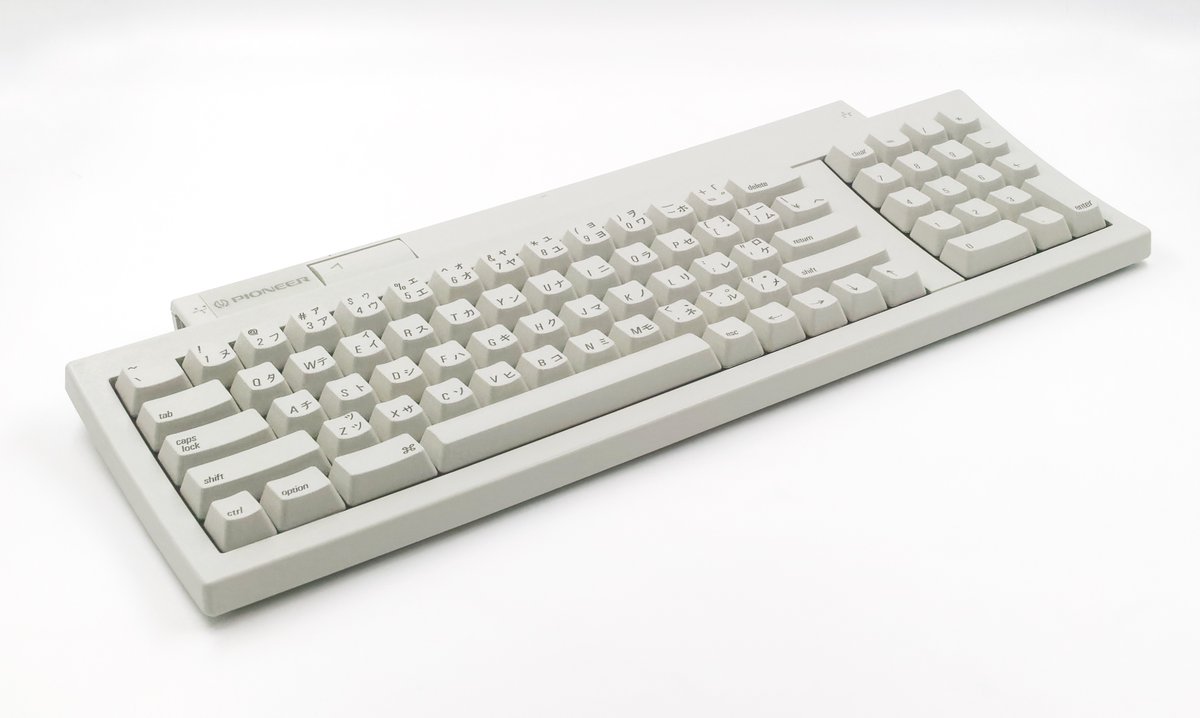 Du clavier Pioneer, pour les clones sortis au Japon dans les années 90. Le premier est littéralement un clone de clavier Apple (le mauvais Keyboard II), le second est plus pratique (mais super jauni)