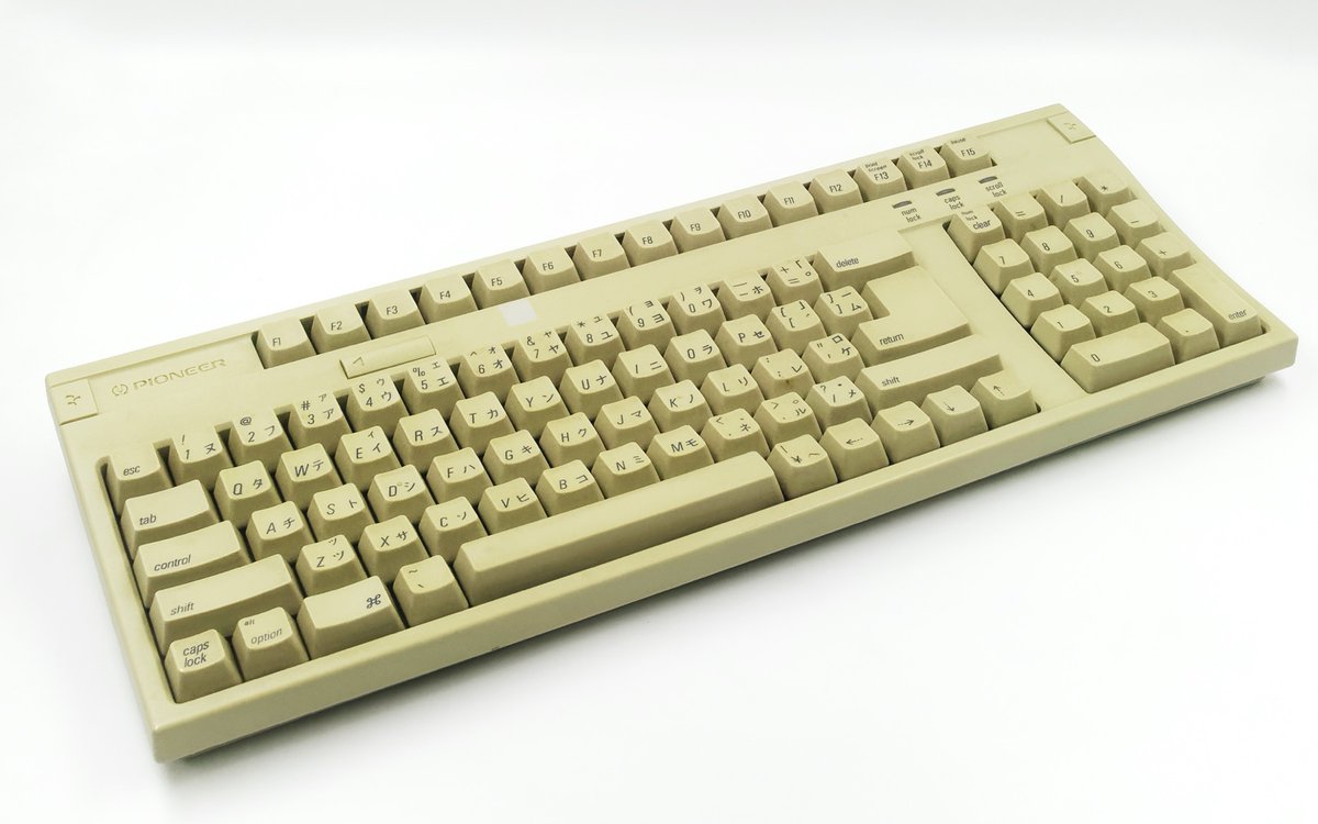 Du clavier Pioneer, pour les clones sortis au Japon dans les années 90. Le premier est littéralement un clone de clavier Apple (le mauvais Keyboard II), le second est plus pratique (mais super jauni)