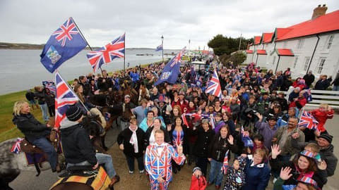 En 2013, un référendum d'autodétermination a lieu sur les îles.Malgré un résultat sans appel (99.8% votent 'Oui' pour rester un territoire britannique, soit 3 votent contre au total!), l'Argentine réfute le résultat.Mais le Brexit pourrait changer les choses.