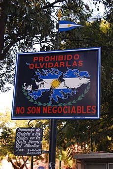 Alors, les complications politiques de la lointaine métropole, et le renouveau apparent de la protestation argentine changeront-ils la donne?Ou le Royaume-Uni maintiendra-t-il son emprise sur celui-ci, conscient de ses intérêts stratégique et économique?