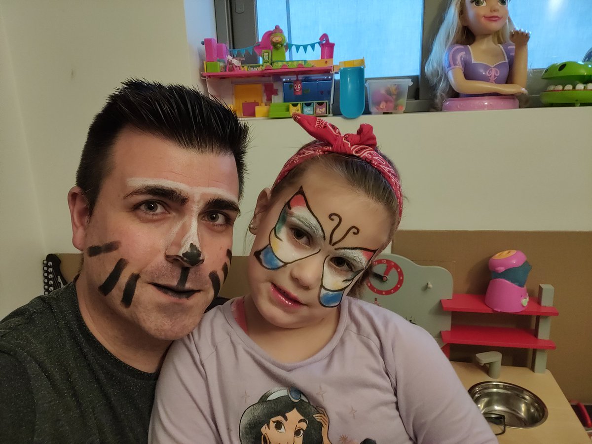 Aquests dies de confinament #COVID19, aporta molt més compartir moments amb la família, q posar la tele... <a href="/EscolaMartinet/">Escola Martinet</a> #ElMartinetEsQuedaACasa 😽🦋