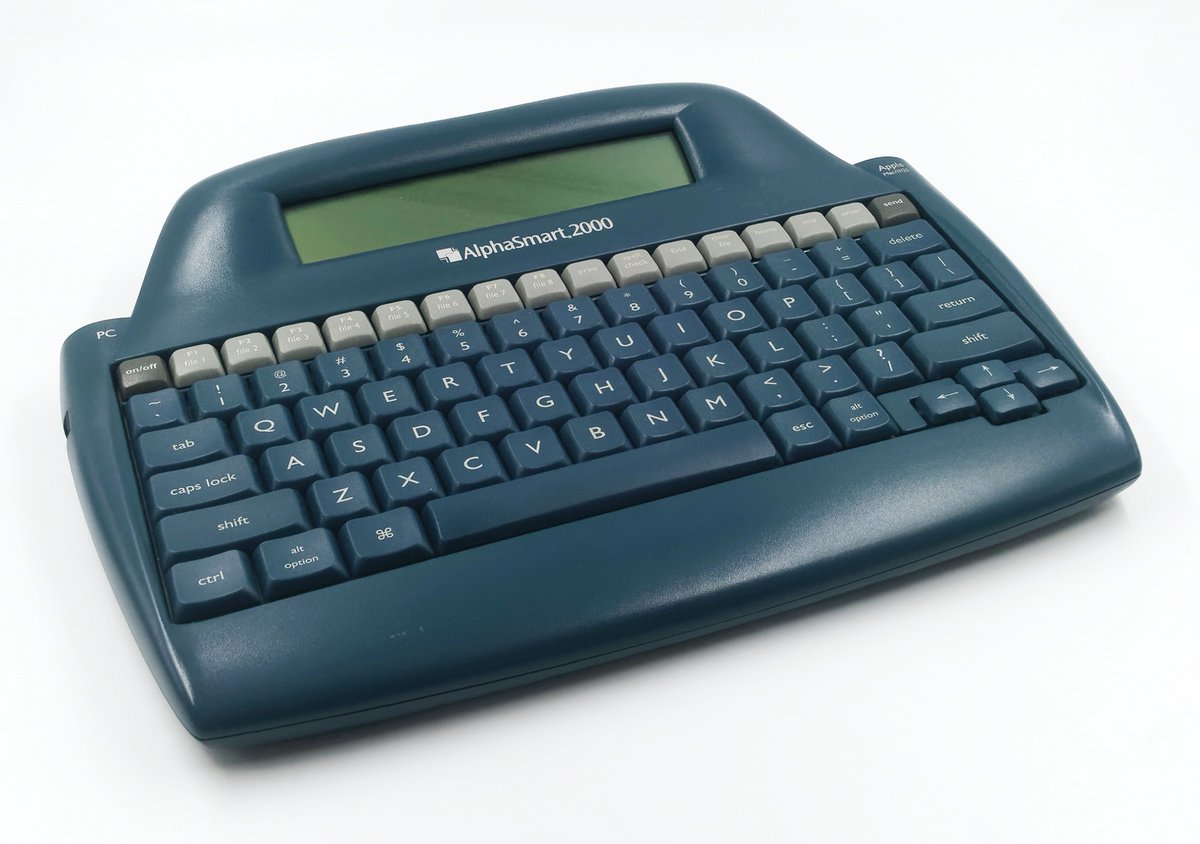 Je termine avec l'AlphaSmart 2000. C'est un clavier... mais pas vraiment. C'est aussi un traitement de texte portable. Et la transmission se fait de façon originale : l'appareil envoie le texte enregistré par la prise clavier. Il "tape" littéralement le texte.