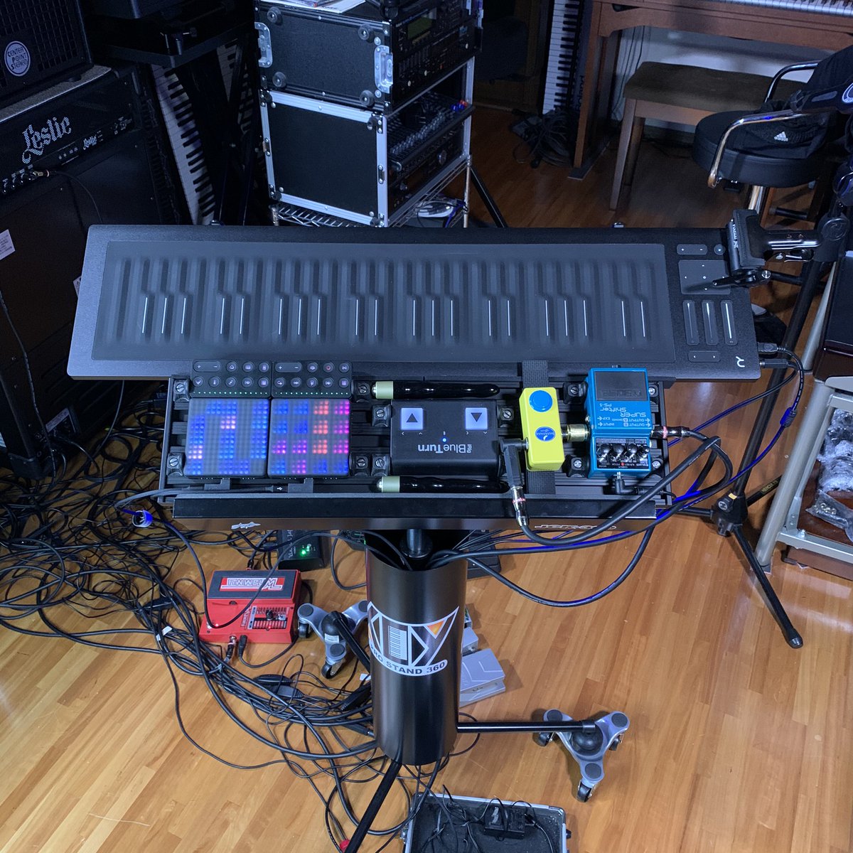 kerederoom78's tweet photo. SEABOARD RISEとROLI BLOCKSを並べてみたわな！
#weareroli #seaboardrise #roliblocks #keyprostand360 #keyboardstand #キーボードスタンド #前傾スタンド https://t.co/KqVSL52kyv